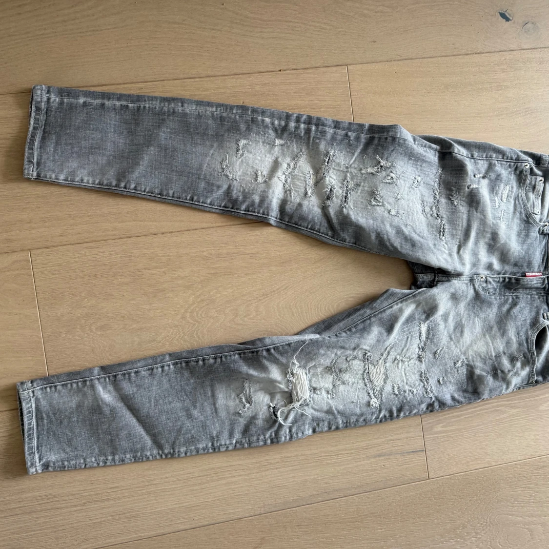Grå slitna jeans från Dsquared2