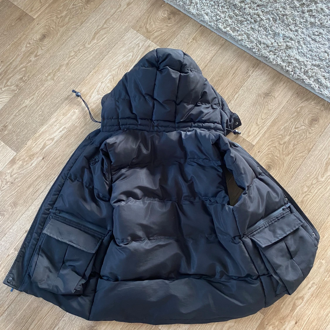 Svart dunväst med huva från SikSilk - 2