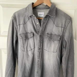 Jeansskjorta från Dondup - Tja, säljer denna riktigt feta jeansskjorta från Dondup då den inte passade mig. Skjortan är i fint skick, och nypris ligger runt 3000kr. Vid frågor är det bara att höra av sig!