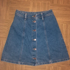 Kjol - Snygg kjol från H&M. Säljer då den är för liten. Endast använd fåtal gånger så därmed mycketfint skick. Skriv för bilder eller frågor💓
