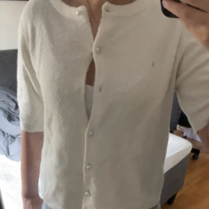 Vit kofta med pärlknappar - Superfin vit stickad kofta med pärlknappar från lager 157💖bra skick föurtom att en av knapparna är av