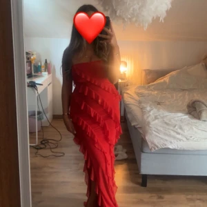 Oh polly klänning  - Säljer min jätte snygga oh polly klänning som endast är använd 1 gång. Klänningen är axelbandslös och har en slits framtill. Perfekt till festligheter och bröllop. 