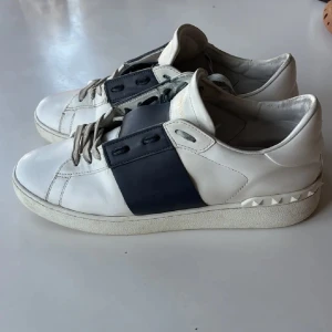 Valentino opens - Valentino garavini. Valentino Opens. Storlek 46. Men sitter 45. Säljer då jag har växt ur de. Hör av dig om du vill ha mer foton eller har några frågor!😁