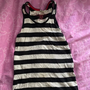 2000s randigt linne - Från tidiga 2000-talet så det är ett långt linne, i rätt så nytt skick det ända är väll att den är lite skrynklig men det kan lätt fixas! Så sjuuukt snygg men tyvärr inte min smak! !!Katter finns i hemmet!!