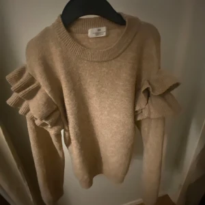 Rosa brun  stickad volangtröja från H&M - Superfin rosa brun  stickad tröja från H&M med volangdetaljer på axlarna. Tröjan har rund halsringning och långa ärmar, perfekt för dig som vill ha något extra till din outfit. Mjuk och skön, passar perfekt till höst och vinter.pris går att diskutera ❤️