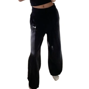 Svarta mjukisbyxor från Nike - Supersköna mjukisbyxor från Nike. Byxorna har elastisk midja med snöre på insidan och vida ben. 