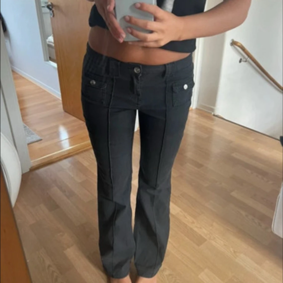 svarta bootcut jeans - 1