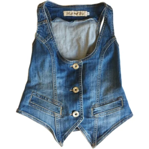 Vintage jeanstopp/ jeansväst, 2000-tal - Snygg v-ringad jeanstopp med knappar och spänne i bak!