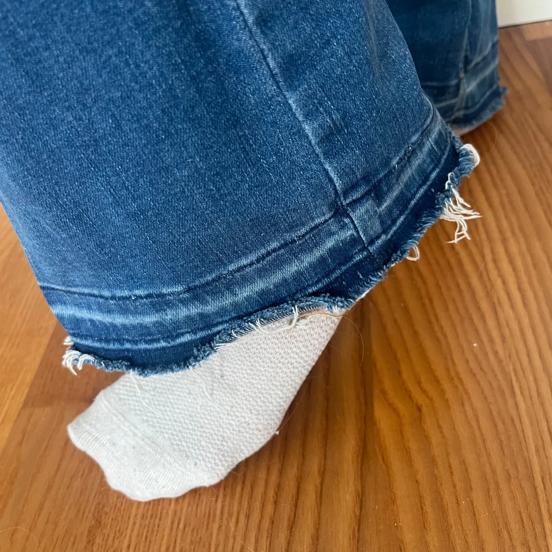 Blå bootcut jeans med slitningar - 1