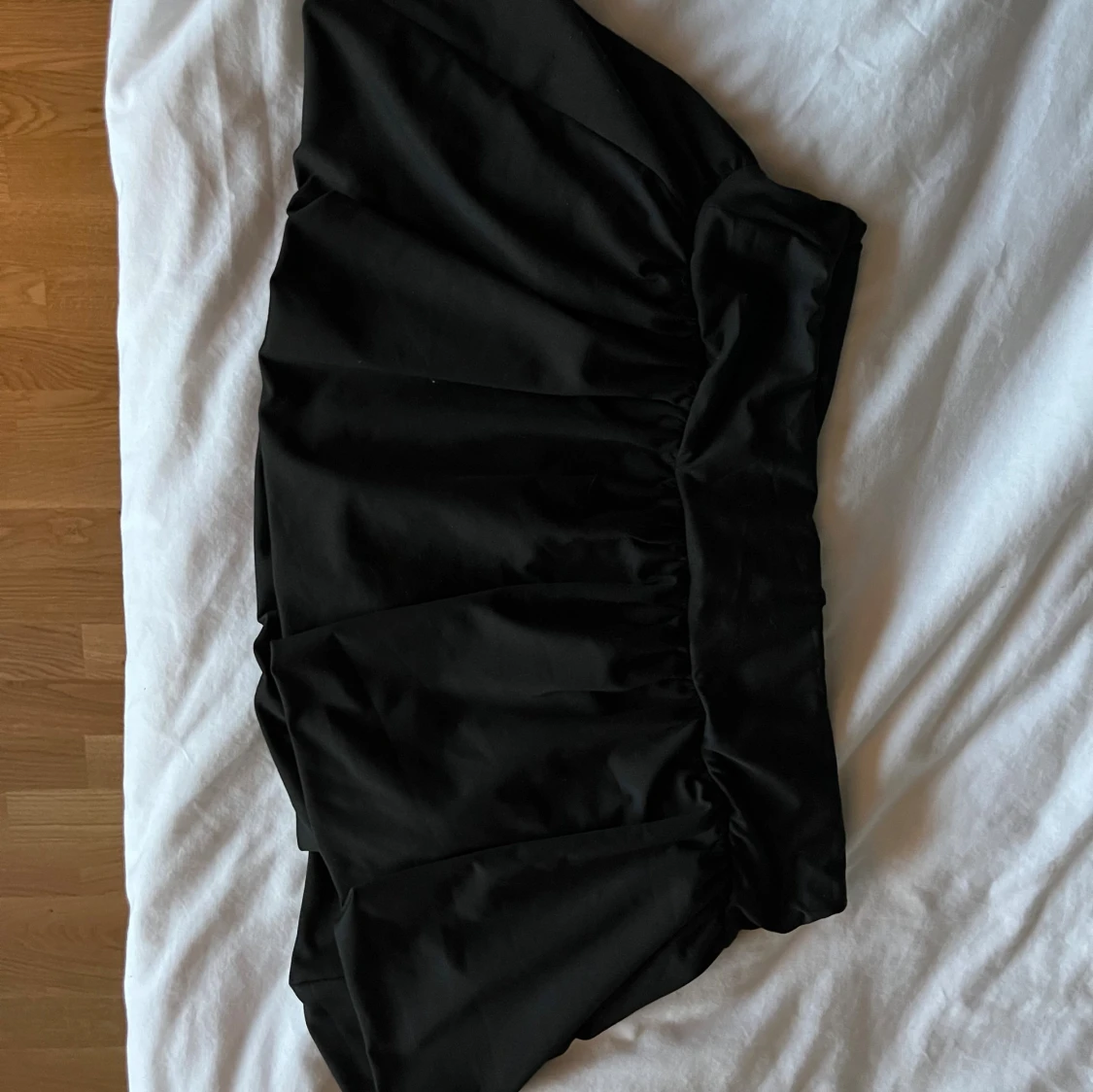 Svart minikjol med inbyggda shorts