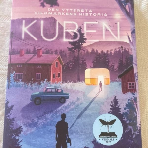 Kuben: Den yttersta vildmarkens historia - En spännande berättelse om John och hans familj i den svenska vildmarken. Mystiska händelser, drönare och en märklig kub förändrar allt. Perfekt för unga som gillar äventyr, mysterier och natur. Vinnare av Barnradions bokpris 2023.