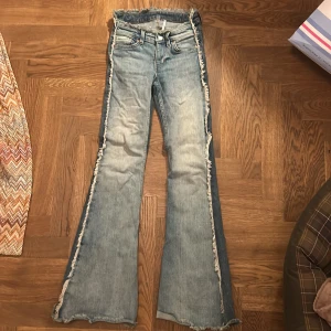 Jeans monki - Så coola jeans från monki med fransar. Älskar dom så mycket men var lite för långa för mig, är 160cm lång. 