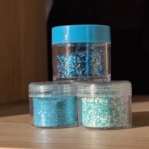 3 pack glitter till naglar  - Tre burkar med blått och turkost glitter till naglar. Innehåller både finmalet och större glitter i olika nyanser av blått och vitt. Burken högst upp är halvfullt! Burkarna kan ha repor pga att ha legat bland andra produkter och märkta med något nummer, men det är inga problem med produkterna. 