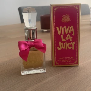 Viva la juicy parfym - Viva La Juicy parfym. Lite använd, kolla bilder. Självklart äkta. 30 ml