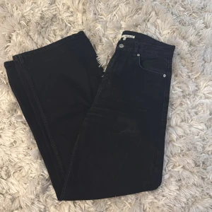 Svarta jeans från junkyard  - Svarta lågmidjade jeans från junkyard med breda ben, väl använda så lite urtvättade annars inga fel
