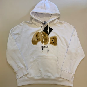 Palm angels hoodie - Vit Palm Angels teddy bear hoodie //  Nytt skick med tagg helt oanvänd //  Storlek XL //  Skriv vid minsta fråga eller fundering💯🤝