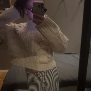 FINSTICKAD POLOTRÖJA - Säljer en somrig beige/ljusrosa finstickad polotröja med snyggt mönster och tjockt tyg. Supermysig och trendig till sommarkvällar och hösten! Använd en gång utan några defekter.🌸✨ pris kan diskuteras