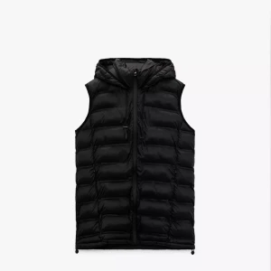 Svart dunväst med huva - Snygg svart dunväst med huva och dragkedja framtill. Västen har quiltad design och dragsko nertill för extra passform. Perfekt för lager-på-lager och håller dig varm under kyliga dagar.