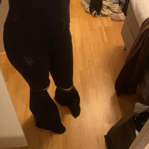 Jeans - Svarta bootcut jeans med hål på knäna! Använda 1 gång, som nya🤍jag är 172cm