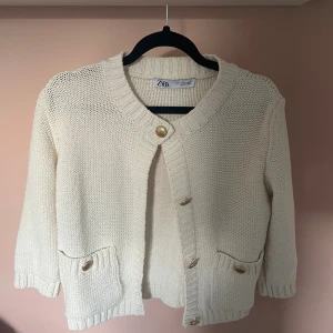 Beige stickad kofta från Zara 💘 - Super snygg kofta från zara! 💘💘 aldrig kommit till användning så är i helt nytt skick, perfekt att ha i skolan, på fest, middag osv. Också snygg med både jeans och kjol 👯‍♀️