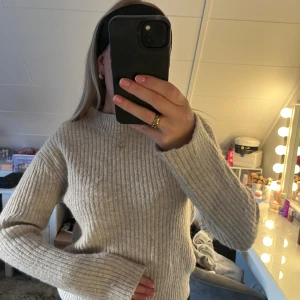 Beige ribbstickad tröja med lång ärm - Supermysig beige ribbstickad tröja med lång ärm och rund hals