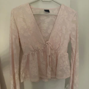 Ljusrosa blus med knyt och spets - jätte söt blus som hat används 2-3 gånger från gina gricot storlek xs