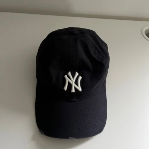 Marinblå Yankees keps  - Tja, säljer en snygg Yankees keps. Storlek (one size) och i toppen skick. Skriv till mig vid minsta fundering. Mvh Marius 😁