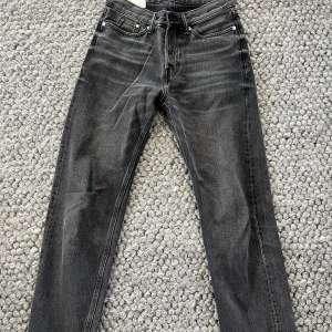 Jeans Svart - Säljer svarta regular fit från HM. Strl 28/32✅. Hör av dig vid frågor.