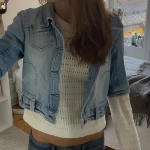Trekvartsärmad jacka  - Jätte snygg och cool Trekvartsärmad jeansjacka! Den är i jätte bra skick och har inga defekter 💕💕Perfekt till hösten! Märket är only 