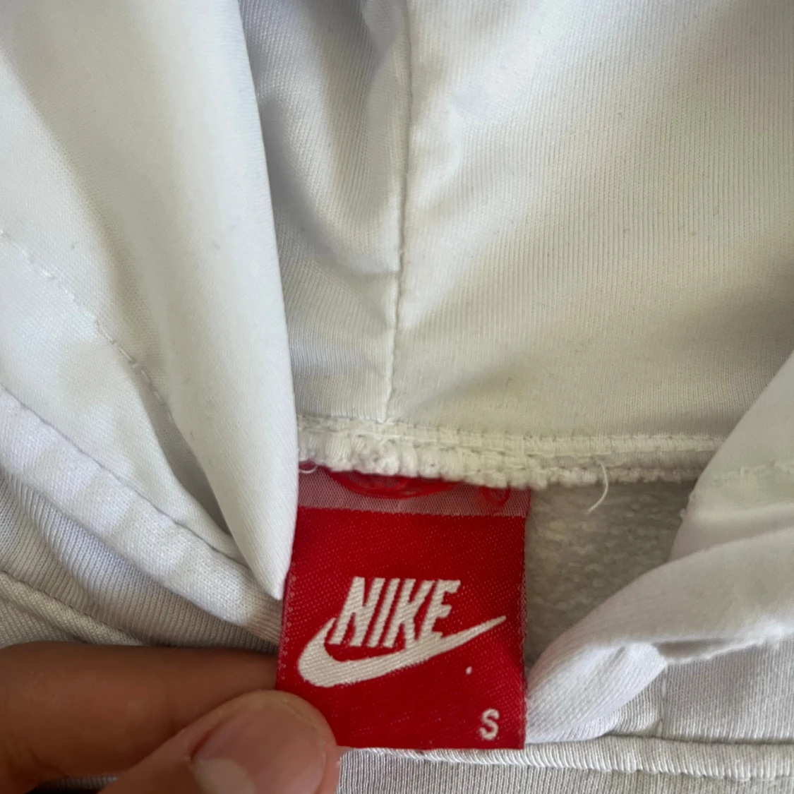 Vit hoodie från Nike med svart logga - 3