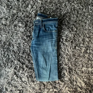 Jeans från jack n jones  - Snygga jeans med snygg färgkombo. Skinny fit storlek 28 32. Jeansen passar inte längre och nu säljer jag dem. Hör av er vid fundering 