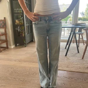 Supersnygga straight jeans - Säljer dessa supersnygga straight jeansen som har jättebra passform och snygg tvätt💗