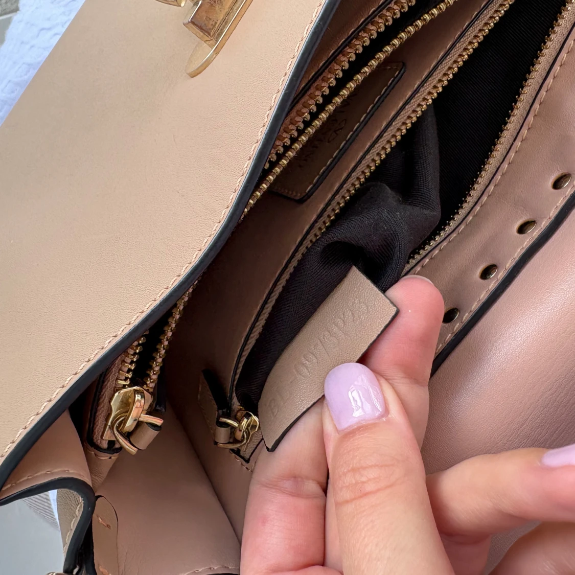 Beige Valentino axelväska med nitar - 4