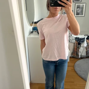 Ljusrosa basic t-shirt i bomull från Zara - Enkel och fräsch ljusrosa t-shirt med rund hals och korta ärmar den är från Zara o h aldrig använd! 