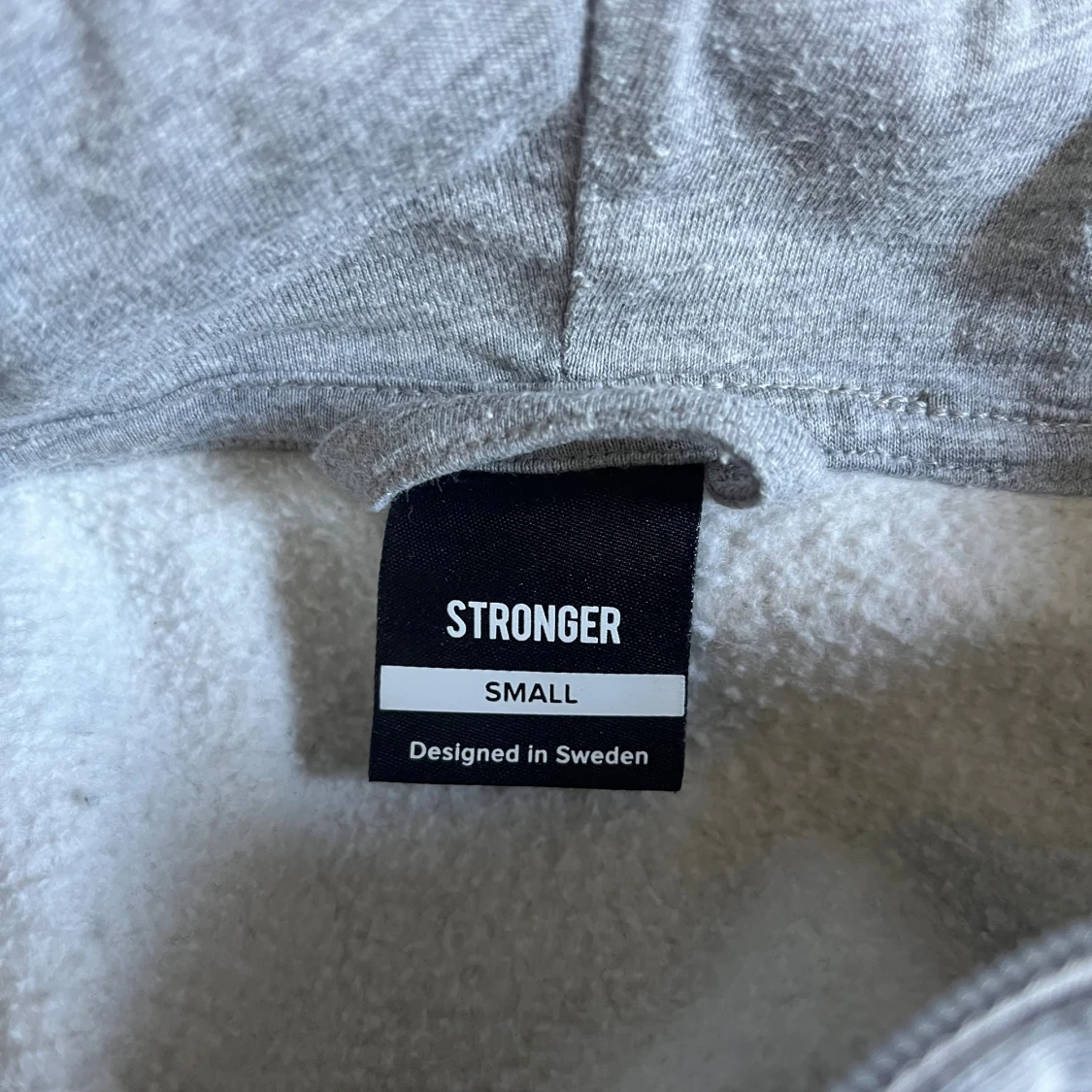 Grå hoodie från Stronger med dragkedja - 3