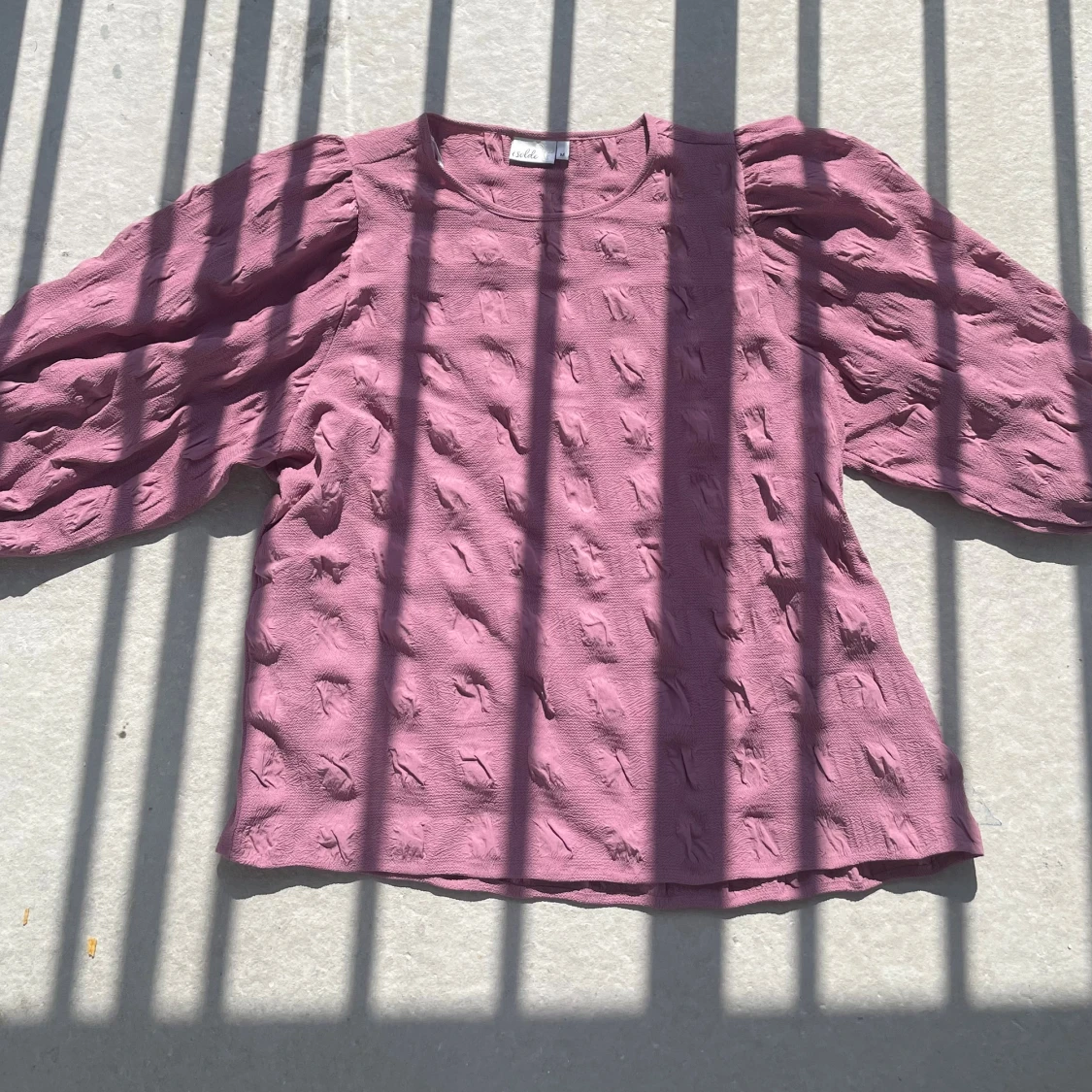 Lila blus med puffärm från Isolde