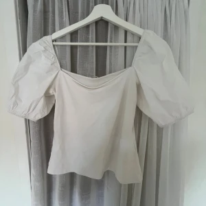 Vit blus från H&M - Supersöt vit blus från H&M med puffiga korta ärmar. Tillverkad i bomull och viskos för en skön känsla. Perfekt till hösten❣️❣️❣️