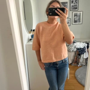 & other stories fin stickad t shirt  - Säljer denna fina stickade t shirt från & other stories som använts en gång. 