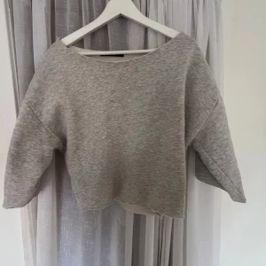 Söt grå tröja - Superskön tröja som är perfekt för en chill och avslappnad look. Mjuk och skön i bomullsmix.❣️❣️❣️