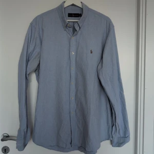 Ralph Lauren Ljusblå Skjorta  - Storlek: XL  Färg: Ljusblå Skick: Mycket gott – endast använd vid enstaka tillfällen.  Nypris: Över 1800kr  Skickas spårbart eller hämtas upp efter överenskommelse. Vid intresse – hör gärna av dig.