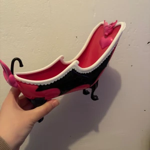 Tre st olika MONSTER HIGH props - Säljer endast tillsammans