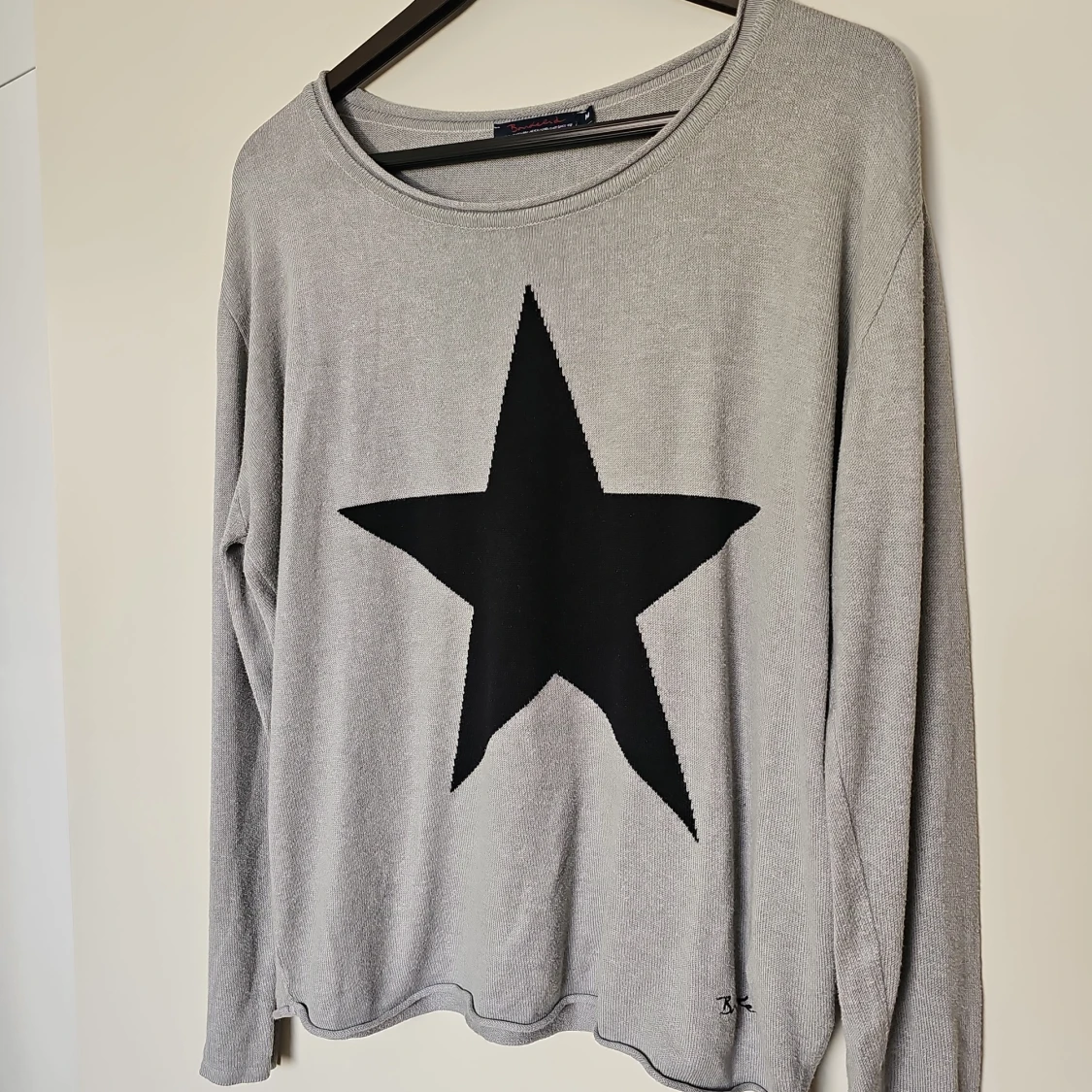 Grå stickad tröja med svart stjärna - 1