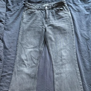 Jeans - Flare jeans från Gina, är 153 cm, har använts ganska mycket men är i bra skick 🫶🏼