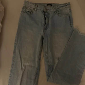 Ljusblå Cheeky Fit jeans från NLY Jeans - Säljer ett par ljusblå Cheeky Fit Long Leg jeans från NLY Jeans. Jeansen har raka ben, klassisk femficksdesign och rå kant nertill. Tillverkade i 100% bomull för en skön och avslappnad känsla. Perfekta för dig som gillar en enkel och stilren look.
