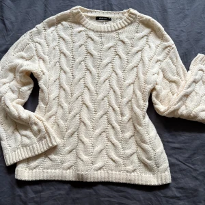 Kabelstickad tröja  - Ginas kabelstickade tröja, cremefärgad, har bara använt en gång så den är i mycket bra skick 💕💕