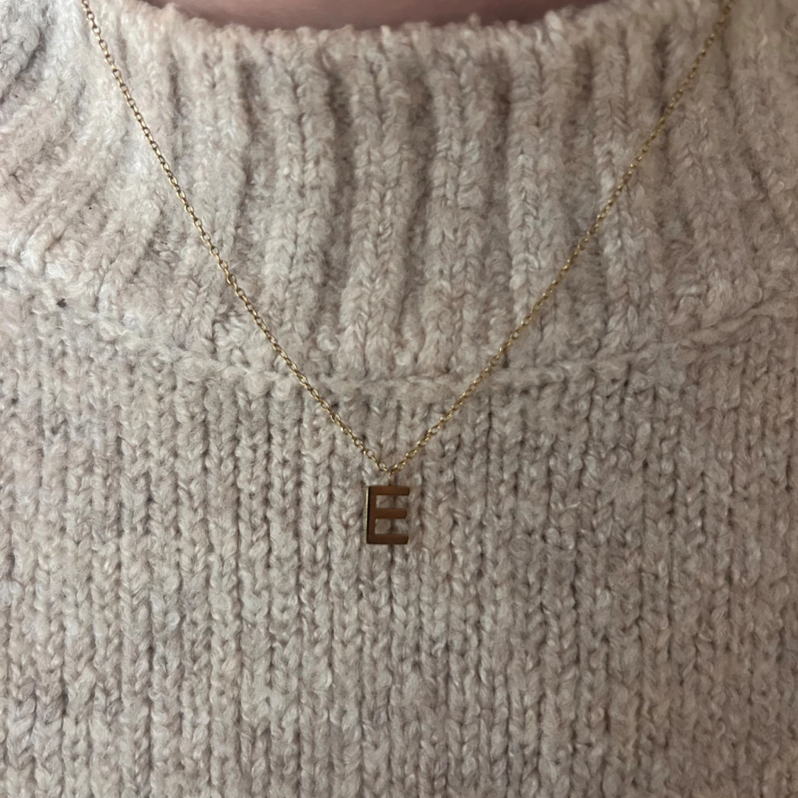 Guldhalsband med bokstav E från Edblad - 1