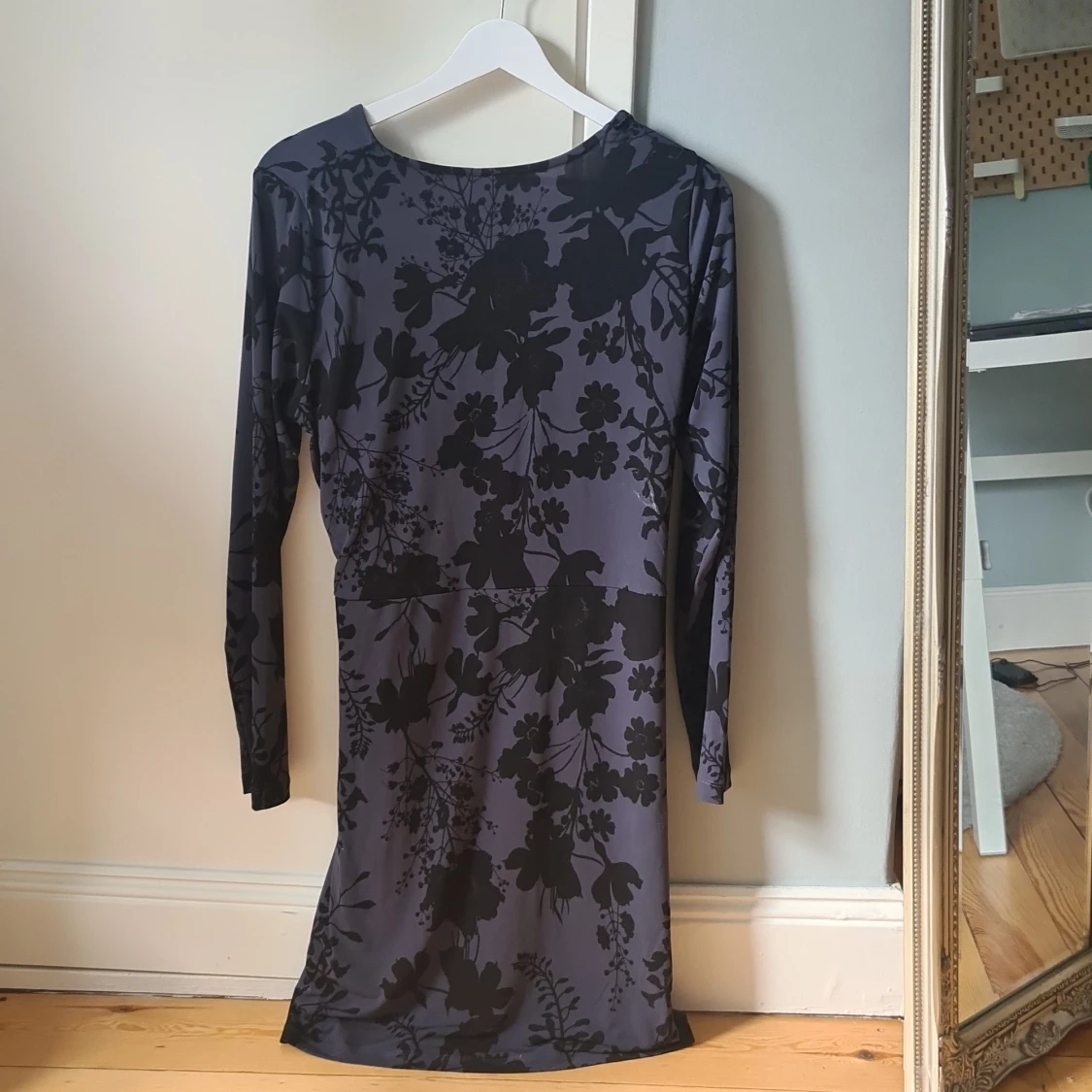 Svart blommig omlottklänning Lindex - 1