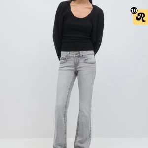 Gråa y2k jeans - Säljer dessa gråa y2k jeans från gina tricot som är helt nya, använt en gång bara. Säljer de för att de är för stora på mig. 