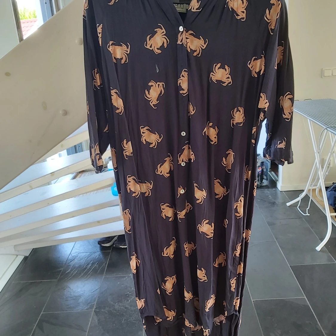 Mörk långklänning med krabbmönster