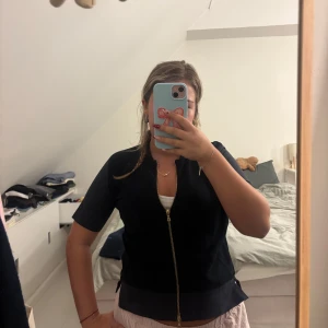 Topp - Så cool topp ifrån Marni!!❣️ går att använda både som topp och kofta!